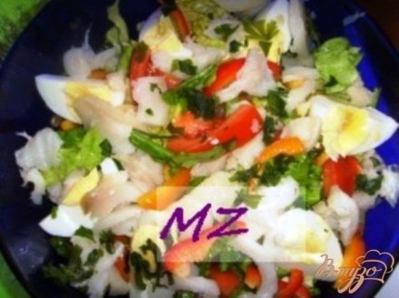 Салат с копченой рыбой и овощами