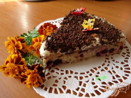 Пирог шоколадно-ягодный с орехами и меренгой