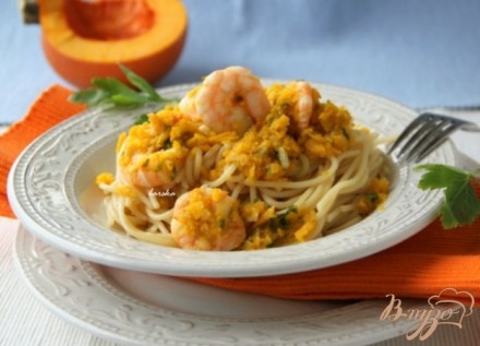 Спагетти с соусом из тыквы и креветок