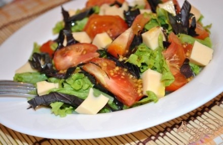 Салат с помидорами и моцарелой