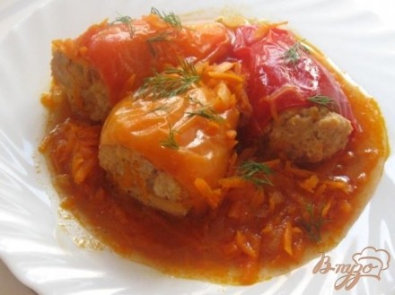Перец фаршированный мясом в морковно-томатном  соусе