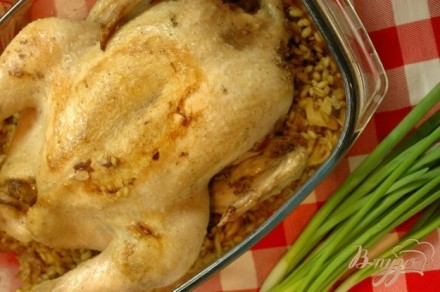Курица в маринаде из бренди, запеченная с грибами и перловкой