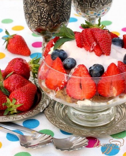 Творожный десерт с ягодами, печеньем и сливочным кремом!