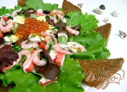 Салат «Нептун» с листьями салата, морепродуктами и красной икрой