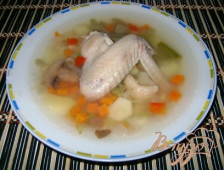 Овощной суп с куриными крылышками