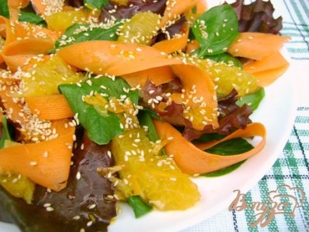 Салат «Яркое лето» со шпинатом, морковью и апельсином