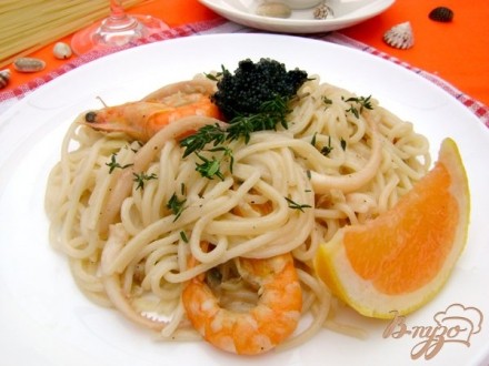 Спагетти с морепродуктами и шампиньонами
