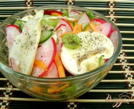 Овощной салат со свежими шампиньонами