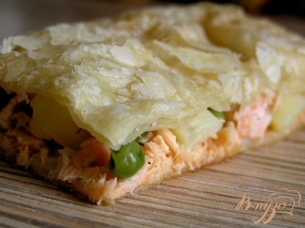 Слоеный пирог с форелью, картофелем и зеленым горошком
