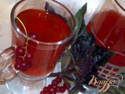 Ягодный напиток с базиликом и мятой