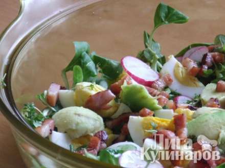 Салат с редисом, авокадо и беконом