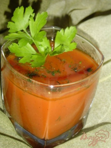 Напиток из томатного сока с укропом.