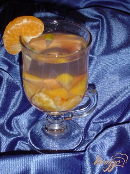 Горячий напиток из слив,мандарина и лимона.