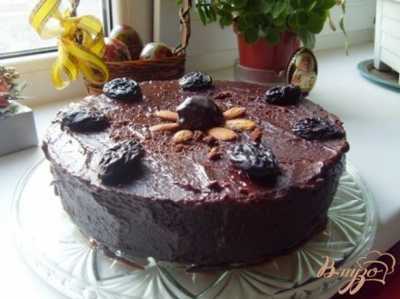 Шоколадный торт с черносливом и миндалем