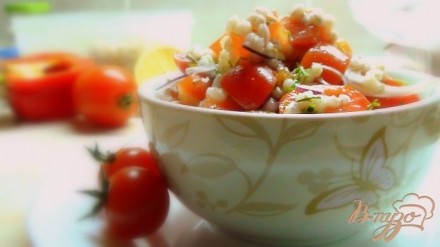 Салат с перловкой и помидорами.