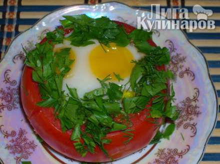 Яйцо запеченное в помидоре