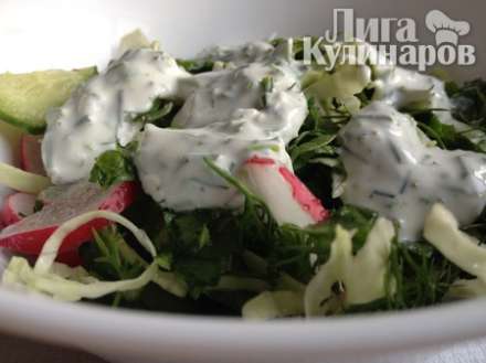 Салат зеленый с йогуртовой заправкой