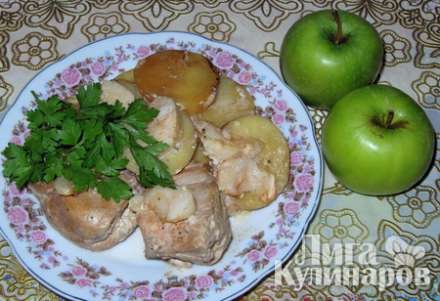 Курица, запечённая с картофелем и яблоками
