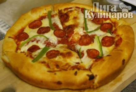 Пицца с пепперони и сыром