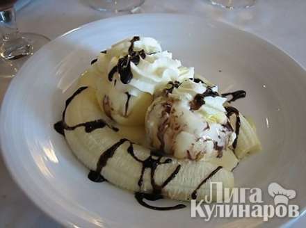 Банановый десерт с мороженым
