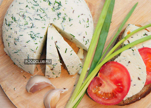 Домашний сыр с луком и тмином