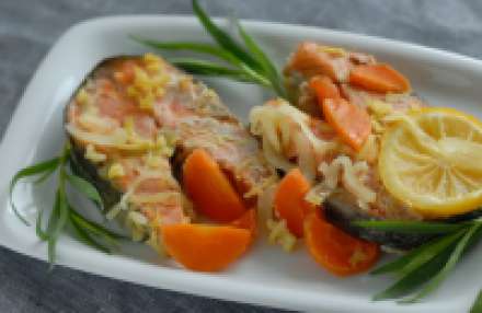 Запеченная красная рыба с овощами в духовке