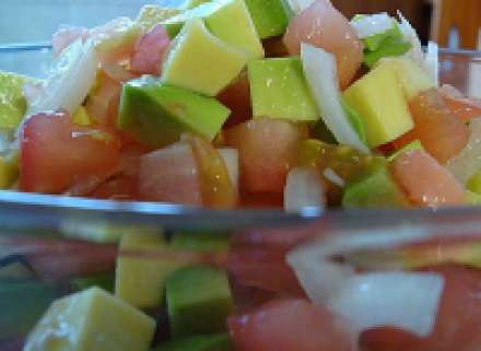 Салат с авокадо, курицей, помидорами и огурцом