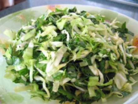 Салат весенний с капустой