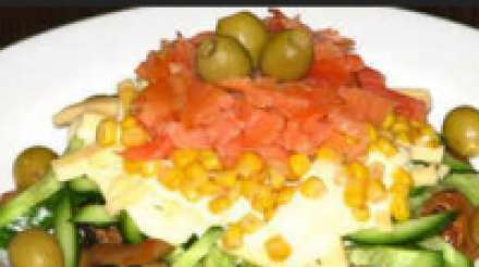 Салат с жареными грибами, сыром и кукурузой