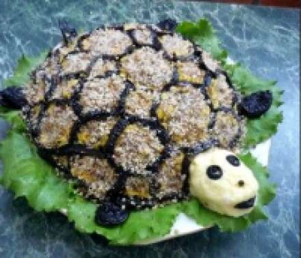 Салат черепаха (черепашка) с курицей, черносливом