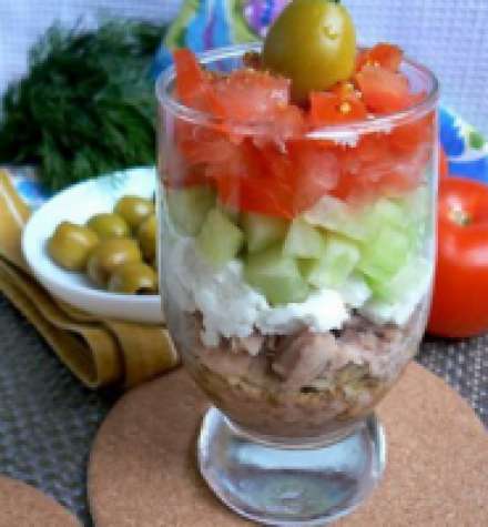 Салат с тунцом, помидорами, огурцами