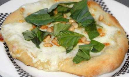 Пицца с сыром Моцарелла и кедровыми орешками