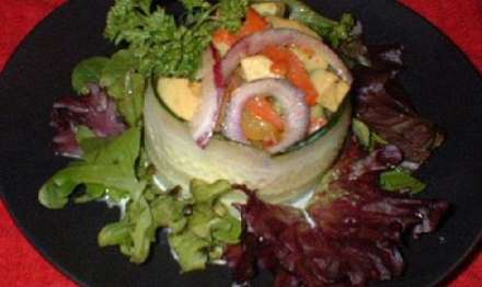 Крабовый салат с жареным перцем и авокадо