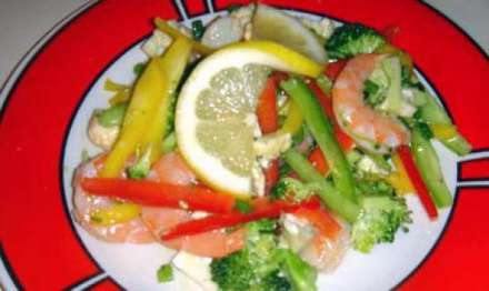 Овощной салат с креветками и лимоном