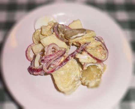 Салат картофельный с луком и огурцом