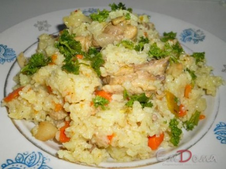 Рис тушеный с курицей и овощами