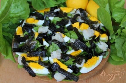 Рыбный салат с водорослями
