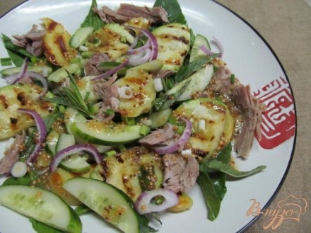 Теплый салат и свинины картофеля и кабачка