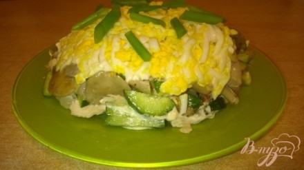 Куриный салат с яйцами и грибами