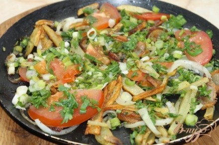Картофель жаренный на сале с зеленью и помидорами