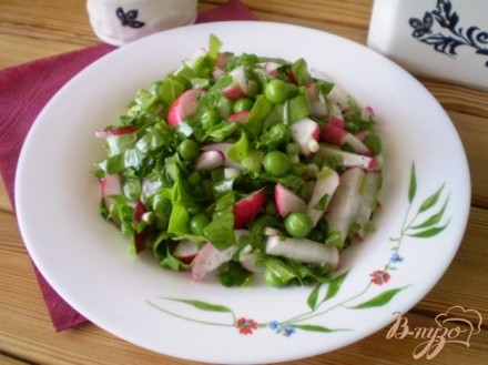 Салат из редиса, шпината и зеленого горошка