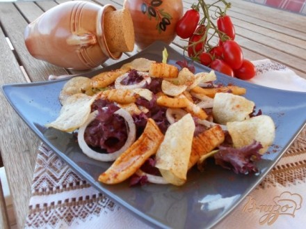 Салат с кальмарами и картофельными чипсами