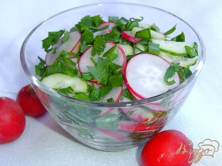 Весенний салат из редиса, огурца и зелени