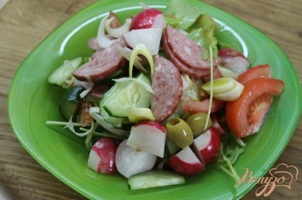Легкий овощной салат с рукколой и салями