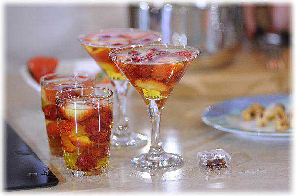 Летний десерт  – желе из шампанского с ягодами