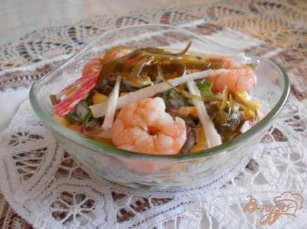 Салат с морской капустой, креветками и крабовыми палочками