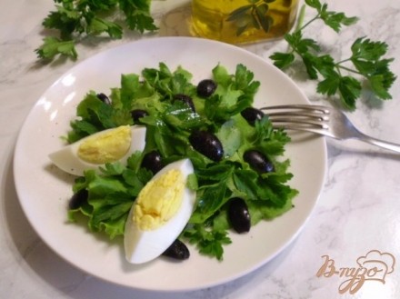 Зеленый салат с яйцом и маслинами