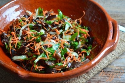 Салат с рукколой, морковью и черными грибами