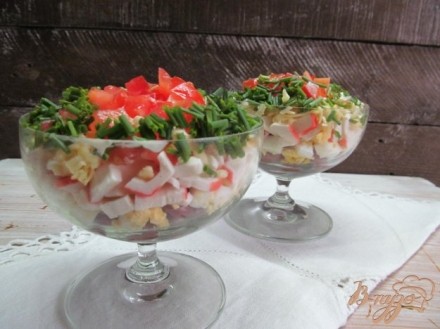 Салат с крабовыми палочками и фасолью