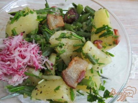 Теплый картофельный салат с фасолью